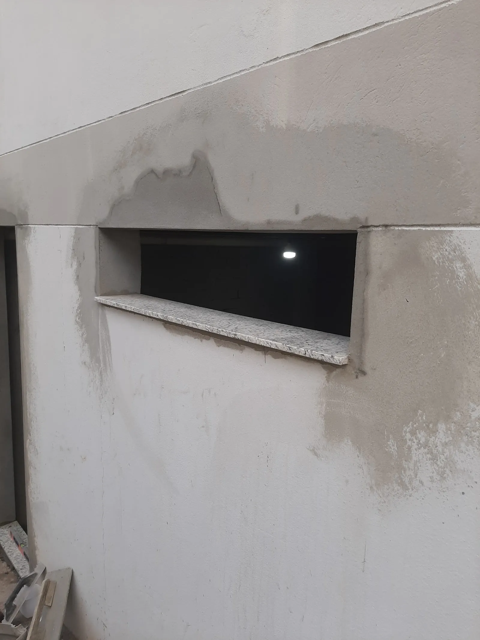 Peitoril de janela em granito instalado